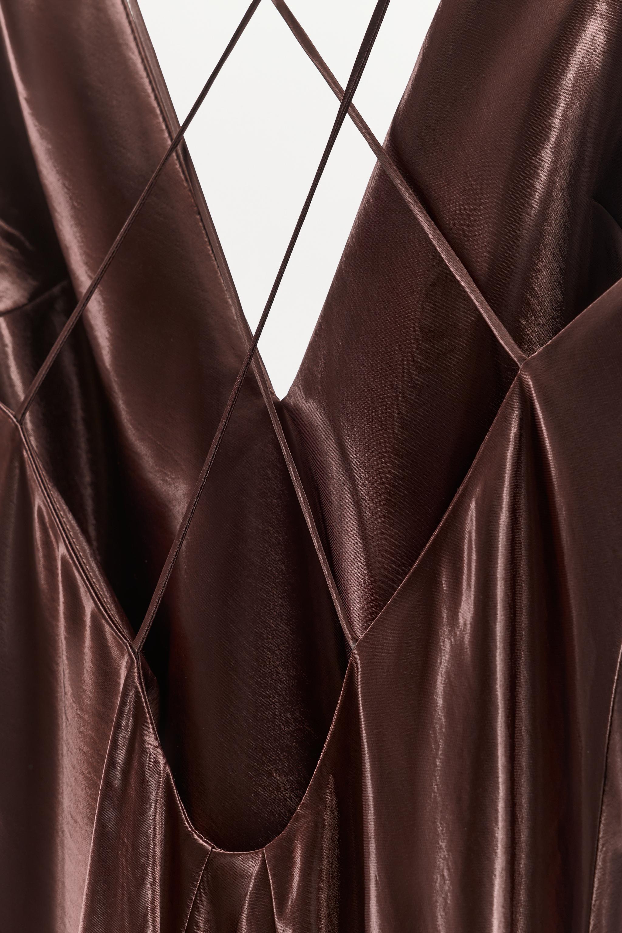 ROBE LONGUE SATINÉE AVEC VOLUME